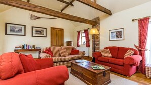 TV, fireplace - Plum Guide - Lucky Horseshoe (Louth)