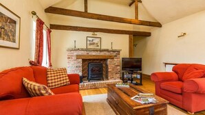 TV, fireplace - Plum Guide - Lucky Horseshoe (Louth)