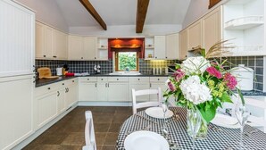 Microwave, dishwasher - Plum Guide - Lucky Horseshoe (Louth)