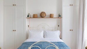 3 bedrooms, iron/ironing board - Plum Guide - Sherbert Orange (London)