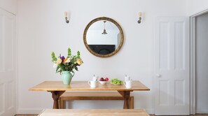 Dining - Plum Guide - Sherbert Orange (London)