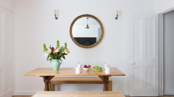 Dining - Plum Guide - Sherbert Orange (London)