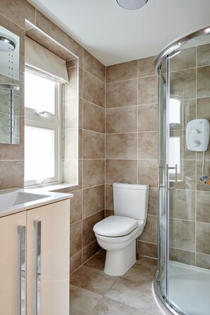 Shower, designer toiletries - Plum Guide - Grapefruit Tonic (London)