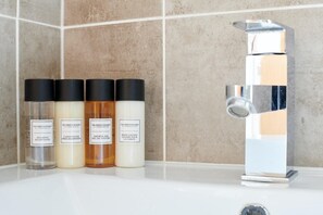 Shower, designer toiletries - Plum Guide - Grapefruit Tonic (London)