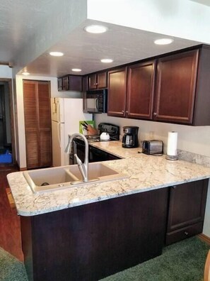 Fridge, microwave, oven, stovetop - Condo 108, Wifi, Community Pool, Jacuzzi, Lounge, (Brian Head)