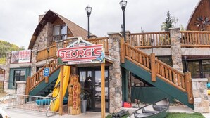 Un chalet rustique avec une enseigne bien visible portant le nom « GEORG'S », et un télésiège que l'on aperçoit à l'avant.