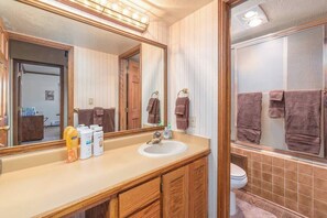 Baignoire, sèche-cheveux