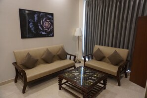 Suite, 1 King Bed, Non Smoking | Living area