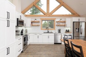 Private kitchen - Lazy Moose Cabin Rental (Valemount)