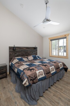4 bedrooms, iron/ironing board, WiFi, bed sheets - Lazy Moose Cabin Rental (Valemount)