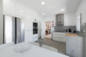 Micro-ondes, four, plaque de cuisson, lave-vaisselle