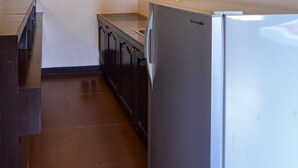 Eine Küche mit Kühlschrank, Schränken und Arbeitsplatte.