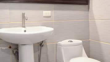 Deluxe Twin Room | Bathroom | Shower, rainfall showerhead, free toiletries, towels