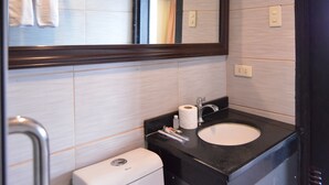 Familien-Studiosuite | Badezimmer | Dusche, Regendusche, kostenlose Toilettenartikel, Handtücher