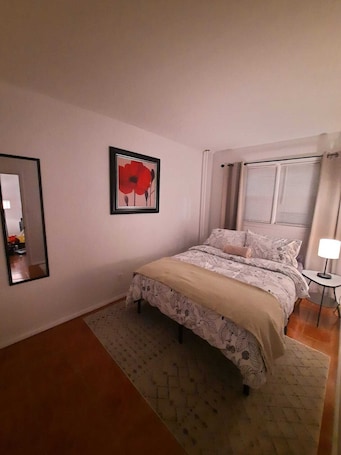 1 bedroom, free WiFi, bed sheets, wheelchair access. Pet Friendly Apartment minutes from NYC!
