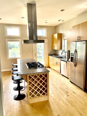 Jääkaappi, mikroaaltouuni, uuni, liesi