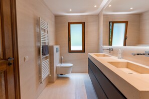 Ducha, secador de pelo y toallas