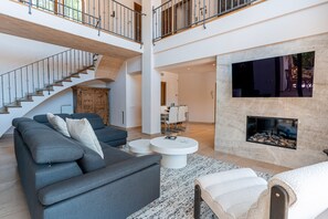 تلفزيون، مدفأة، مشغل دي في دي