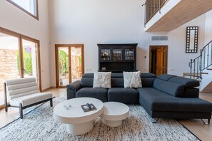 تلفزيون، مدفأة، مشغل دي في دي