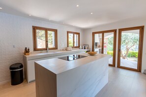 Een koelkast, een microgolfoven, een oven, een vaatwasser