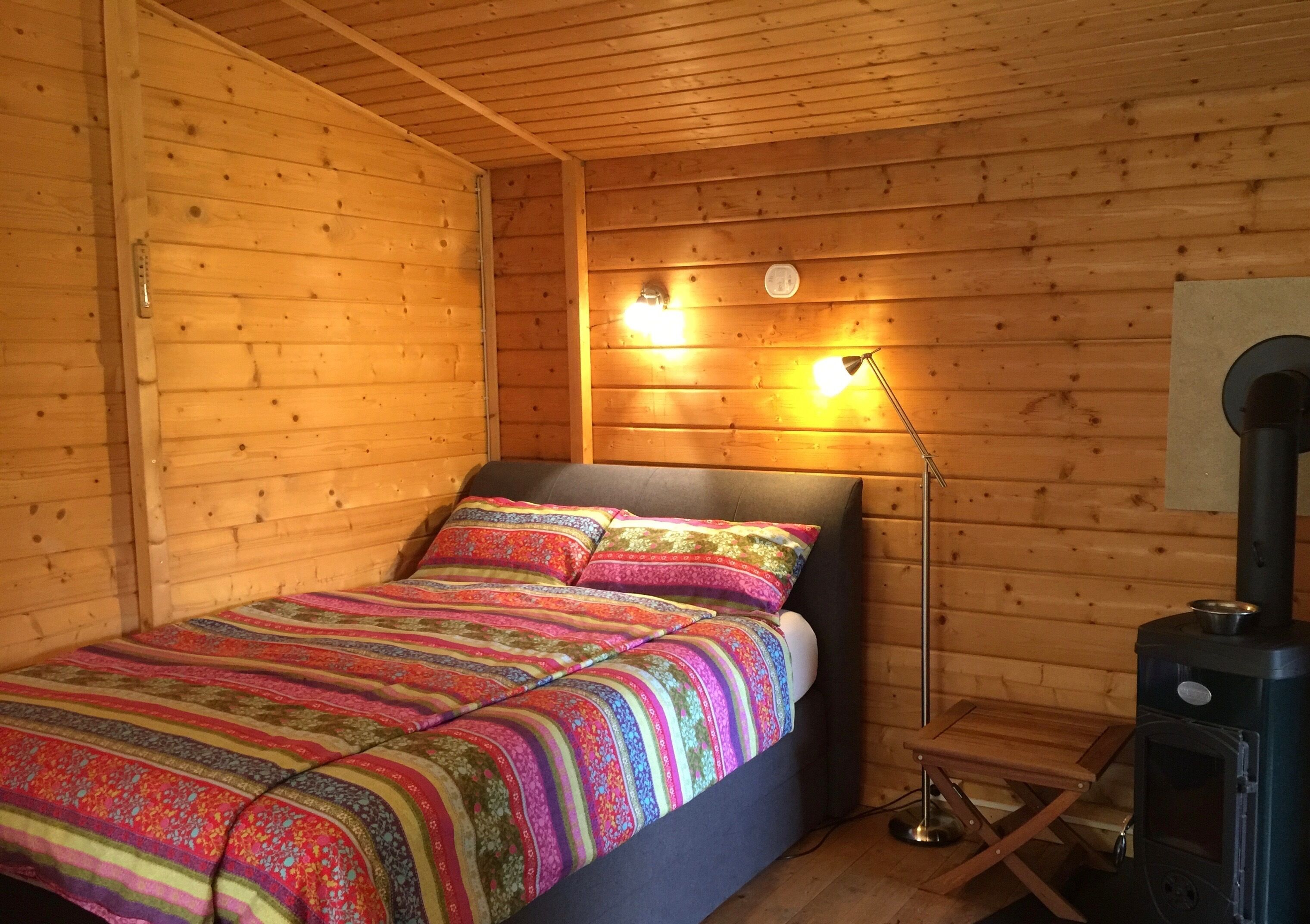 Romantic Wooden Lodge, single, absolutely quiet, natural swimming pool, sauna