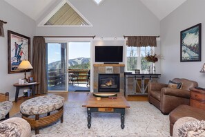 Smart TV, fireplace, books, stereo