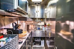 Fridge, microwave, stovetop, coffee/tea maker - Enjoy a Night at the Galveston Museum aboard the Historic Bonnie Brook Rail Car (Galveston)