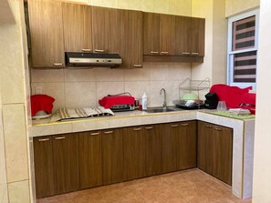 Fridge, stovetop, coffee/tea maker, toaster