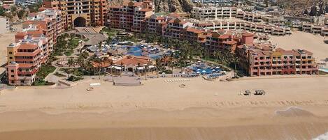 在海滩、沙滩椅、沙滩毛巾