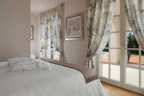 5 makuuhuonetta, silitysrauta/-lauta, ilmainen Wi-Fi, vuodevaatteet