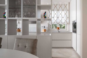 Jääkaappi, uuni, liesi, astianpesukone