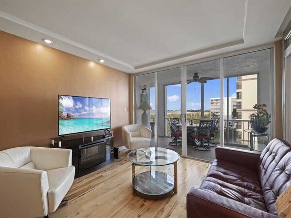 Condo, 1 King Bed, Private Pool, Ocean View | Living room