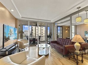 Condo, 1 King Bed, Private Pool, Ocean View | Living room