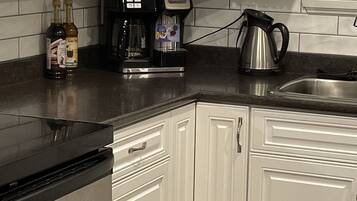 冰箱、微波炉、烤箱、炉灶