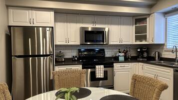 冰箱、微波炉、烤箱、炉灶