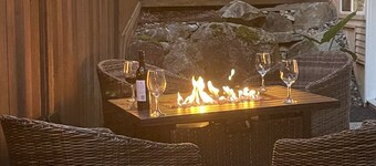 Our BEAUTIFUL 2 Bedroom DELUXE Basement Suite w/AC & NG fireplace, Kanaka Ridge