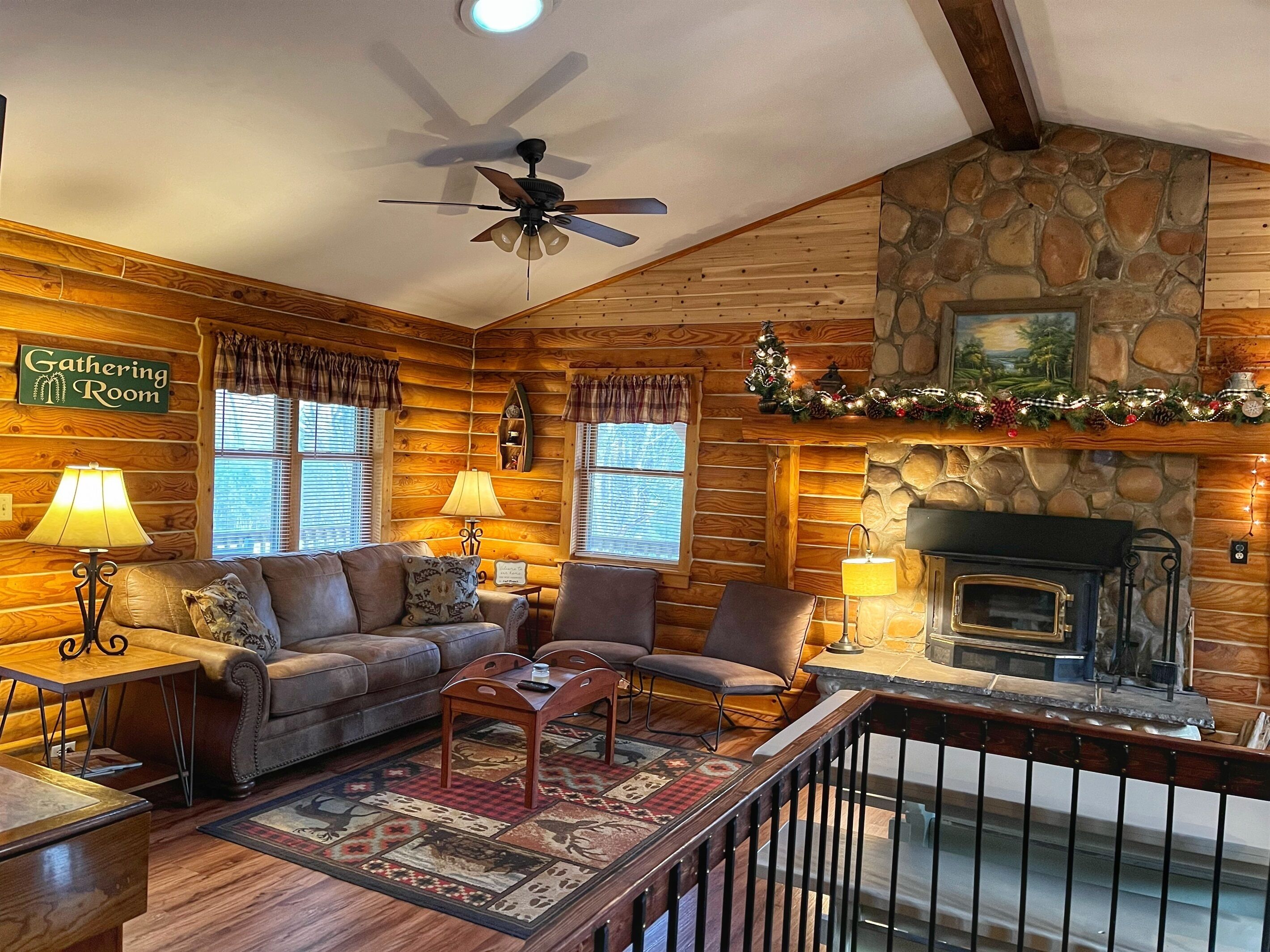 Tv, bordtennisbord, bøger