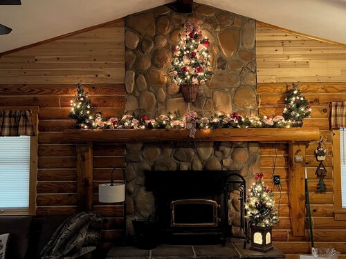 Heaven Can Wait River Retreat - with hot tub!