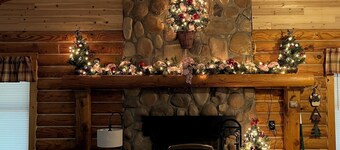 Heaven Can Wait River Retreat - with hot tub!