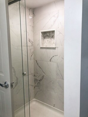 Dusche, Haartrockner, Handtücher, Toilettenpapier