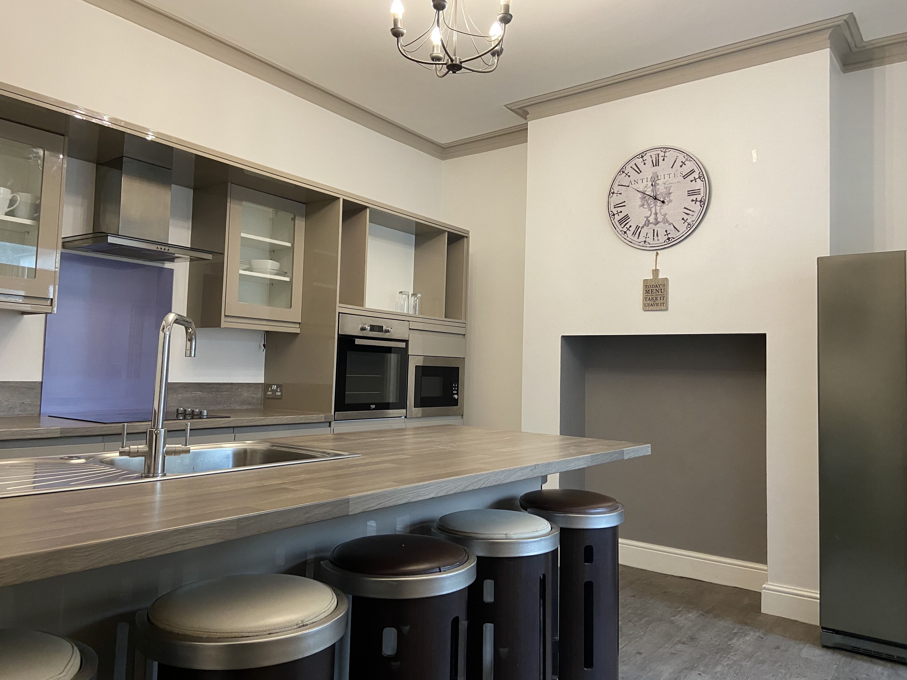 ثلاجة، ميكروويف، فرن، موقد طهي مسطح