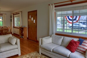 Älytelevisio, takka, kirjoja