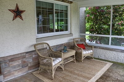 Visit our charming cottage this Fall & Winter. Enjoy the Scenery & Ski Slopes.