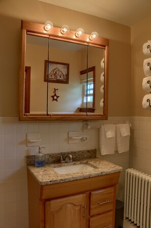 Duschwanne, Haartrockner, Handtücher, Toilettenpapier