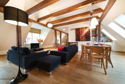 Luxurious 2 bedroom Old Town apart