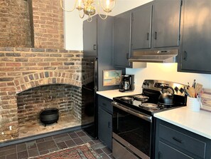 Réfrigérateur, four, plaque de cuisson, cafetière/bouilloire