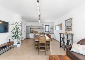 TV, lareira, mesa de pingue-pongue