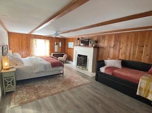 3 bedrooms, desk, free WiFi, bed sheets
