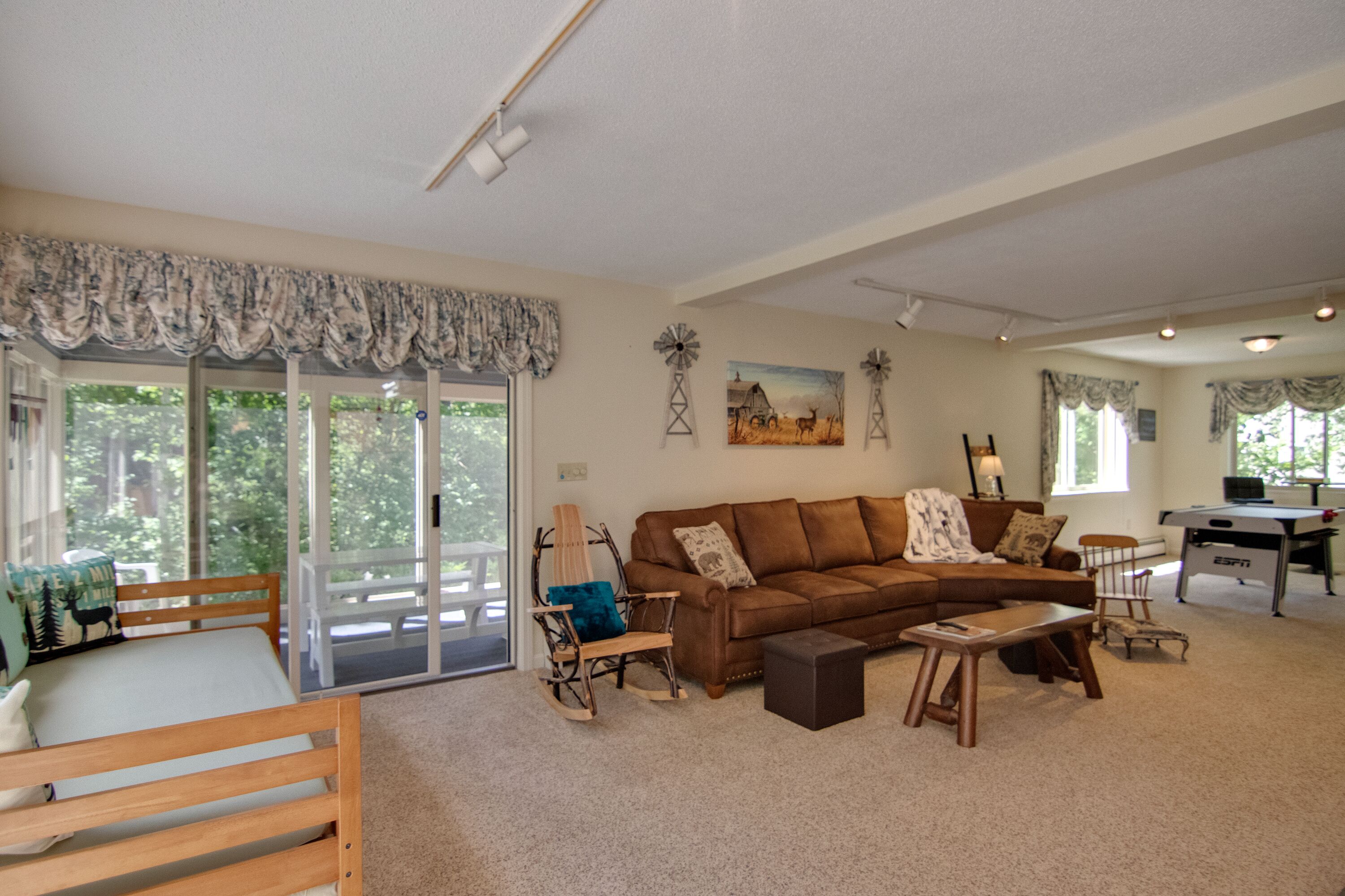 Ecstatic Fall getaway in White Mountains with water views, WiFi, AC