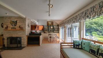 3 bedrooms, iron/ironing board, cots/infant beds, free WiFi